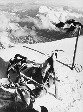 K2 1954. - Foto scattata in vetta al K2 da Achille Compagnoni il 31 luglio 1954 durante la prima salita della montagna