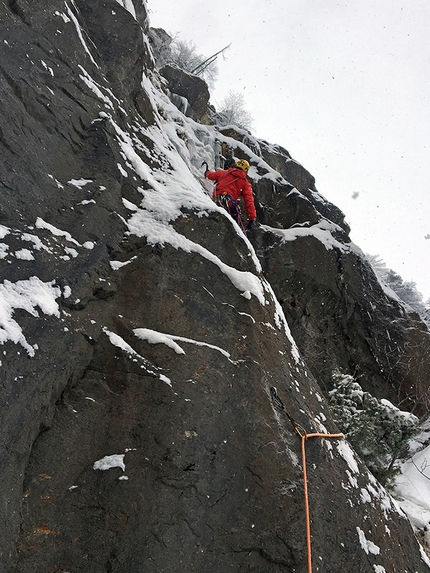 Burian Paretone di Chevril - Burian: François Cazzanelli climbing pitch 2