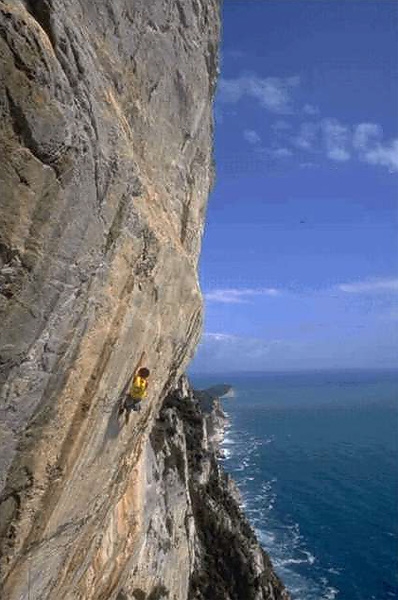 Muzzerone - Davide Battistella climbing Cuor di Leone, 8a, Specchio di Atlantide.