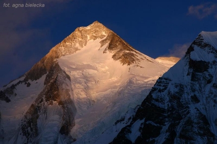 Gasherbrum I, historic Polish first winter ascent and drama for Göschl, Hussain and Hahlen