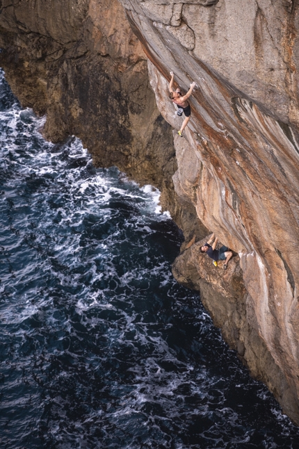 Psicobloc: Jakob Schubert Deep Water Solo climbing on Mallorca