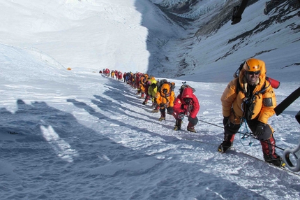 Everest - 2012: the crowd climbing up Everest...
