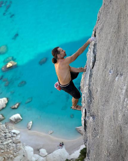 Alexander Huber in free solo sulla Aguglia di Goloritzé in Sardegna