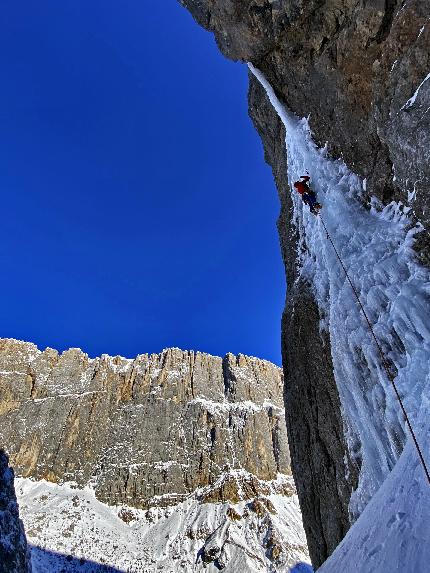 First Time, nuova cascata di ghiaccio in Val Ombretta (Marmolada, Dolomiti) per Emanuele Andreozzi e Vaida Vaivadaite