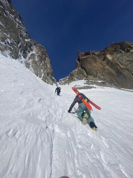 New ski descent on Capucin du Requin in Mont Blanc massif by Laurent Bibollet, Sam Favret, Julien Herry