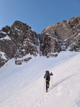 Mont Noire de Peuterey, Mont Blanc, Richard Tiraboschi, Giuseppe Vidoni - The first ascent of 'Couloir Noire' on Mont Noire de Peuterey (Richard Tiraboschi, Giuseppe Vidoni 05/02/2024)