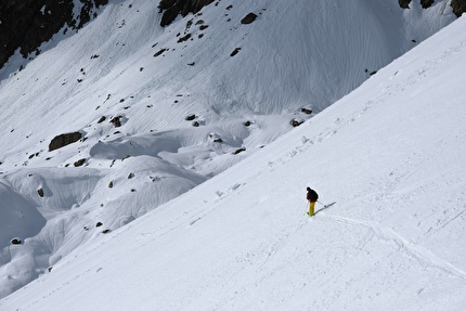 Traversata scialpinistica delle Alpi Marittime fra Cuneo e Nizza - Giochi di luce sulla neve segnata dalle fusioni: il respiro caldo della montagna nei giorni che annunciano la primavera