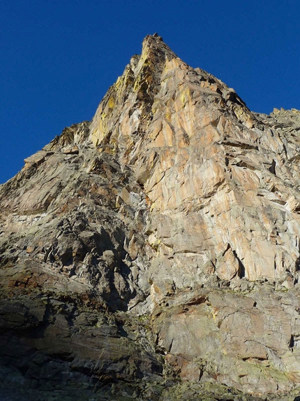 Becco di Valsoera - Gran Paradiso - La parete ovest del Becco di Valsoera. A destra la Torre Staccata, a sinistra e di taglio, la parete su cui si svolge la via.