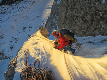 La Legrima, parete Nord del Sassolungo, Dolomiti - In azione su La Legrima, aperta sulla parete Nord del Sassolungo da Adam Holzknecht e Hubert Moroder