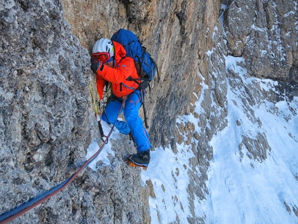 La Legrima, parete Nord del Sassolungo, Dolomiti - In action on La Legrima, North Face of Sassolungo, climbed by Adam Holzknecht and Hubert Moroder