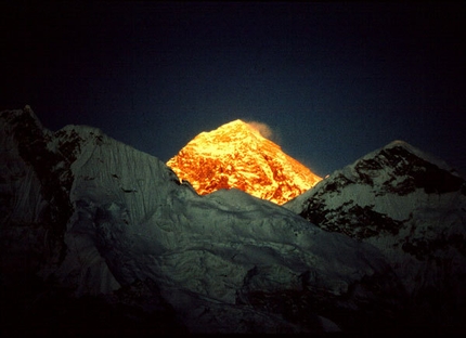 Simone Moro e Denis Urubku in cima all'Everest