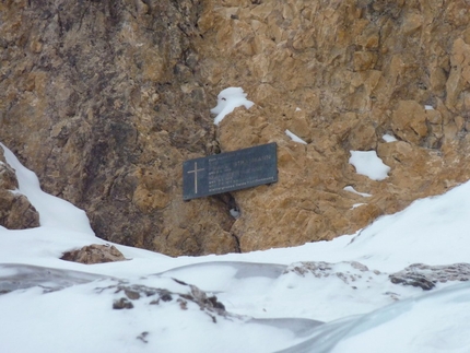 Sella, Dolomites - Goulotte Raggio di sole + Cascata dello Spallone: plaque at the start of Cengia dei Fassani.