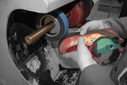L'arte della risuolatura di una scarpetta d'arrampicata - Infine l’artigiano deve cardare, rifinire e ripulire la scarpetta. Se è il caso sistemare il puntale, o ricondizionare l’intersuola.