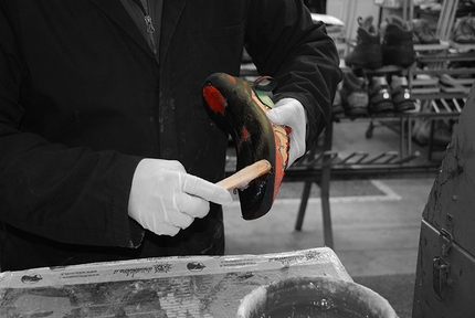 The art of resoling a climbing shoes - The new sole, cut perfectly to size, is fixed with at least two loads of glue that are applied with at least a one hour break between one hand and the next.