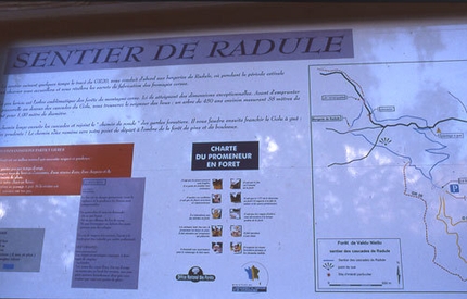 Corsica trekking - Cascate di Radule - La mappa in legno che segna il percorso.