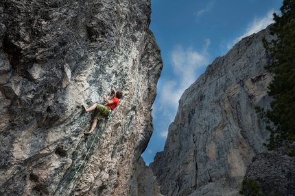 Würzjoch - Passo delle Erbe, Dolomites - Patxi Usobiaga climbing Shining (7a+)