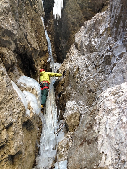 Sappada, cascate di ghiaccio - Il lavoro di sostituzione delle soste sulle cascate di ghiaccio a Sappada