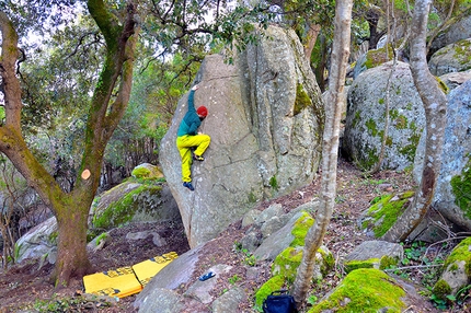 Pietra di Luna Bouldering in Sardegna, la prima guida completa all'arrampicata boulder in terra sarda