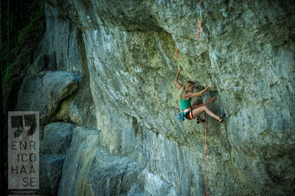Lena Herrmann climbs Father and son 8c in Frankenjura