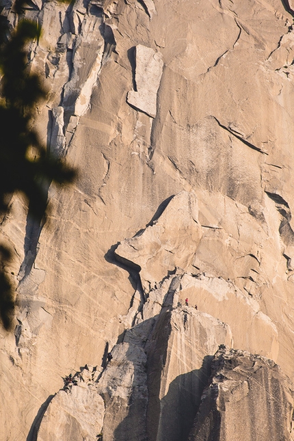 Hans Florine, The Nose, El Capitan, Yosemite, USA - Hans Florine, insieme a Jayme Moye e Fiona Thornewell, sul El Cap Spire durante la sua 100° salita di The Nose, El Capitan, Yosemite, USA. Sopra: il Texas Flake e il Boot Flake.
