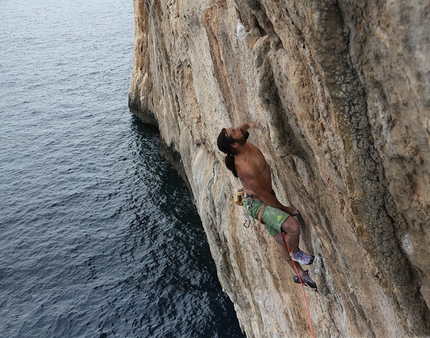 Alexander Huber, Capo Monte Santo, Sardinia - Alexander Huber climbing Il Capitano, Capo Monte Santo, Sardinia