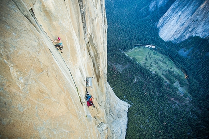 Banff Mountain Film Festival World Tour Italy 2016 - Golden Gate nel 2015: climber professionista, Emily Harrington pratica arrampicata trad da soli 3 anni, ma non sa resistere all'attrazione magnetica di El Capitan, e della sua famosa via Golden Gate (5.13 VI). In 6 giorni e 40 tiri, raggiunge la cima con la pelle lacerata, i muscoli doloranti e un sorriso che riempie l'intera valle dello Yosemite