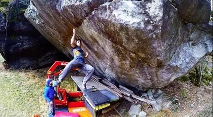 Luca Rinaldi da 8B+ boulder con Off the Wagon in Valle Bavona