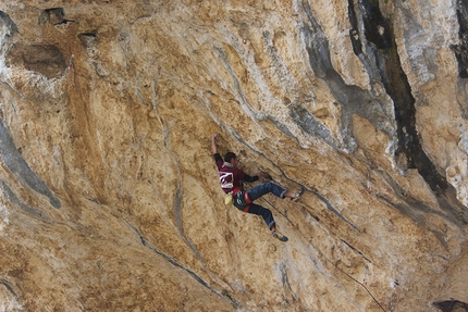 Arrampicare alla Cueva di Collepardo - Roberto Podio sul suo 'Traverso dei sogni' 8c.