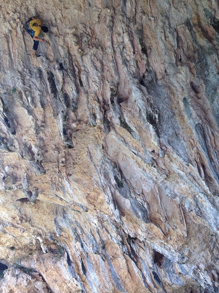 Climbing at Cueva di Collepardo - Lost in a sea of tufas: Cristiano Pinna.