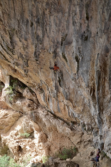 Climbing at Cueva di Collepardo - Roberto Podio climbing 'Donkey Kong' 7a+.