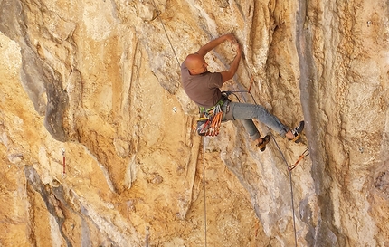Climbing at Cueva di Collepardo - Gianluca Mazzacano climbing 'Sadomasoclimb' 6c.
