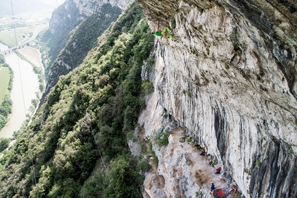 Rolando Larcher, Monte Cimo, Scoglio dei Ciclopi, arrampicata - Rolando Larcher sul primo tiro di Horror Vacui, Monte Cimo (Val d'Adige)