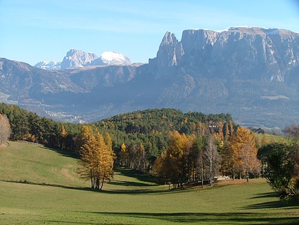 Ritten Südtirol walking trekking  - On the Ritten plateau: the view onto Schlern and Plattkofel in the Dolomites
