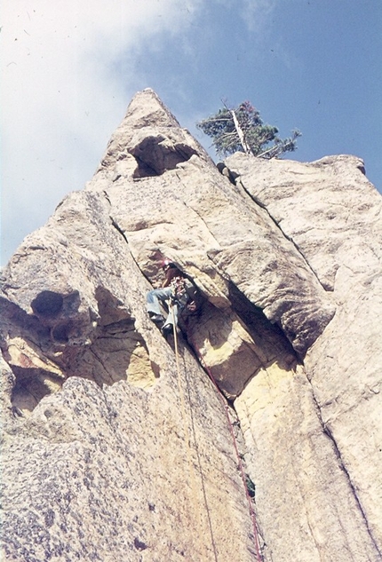 Bavella, Corsica, arrampicata, Barney Vaucher - Il bel diedro rosso, Spigolo de l'Ecureuil alla Torre Polischellu (1975)