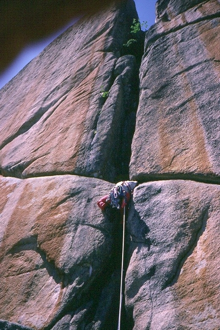 Bavella, Corsica, arrampicata, Barney Vaucher - Durante l'apertura di Anima Corsa, la prima via aperta su U Lunarda, Bavella, Corsica