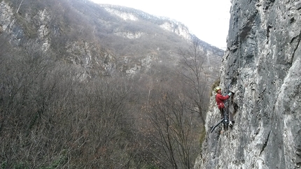 Valgua, Val Seriana, arrampicata - Alessandro Piantoni durante la pulizia della Poppa