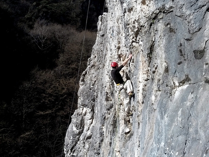 Valgua, Val Seriana, arrampicata - Leonardo Moretti su OIBO' L'OBLO' alla Poppa