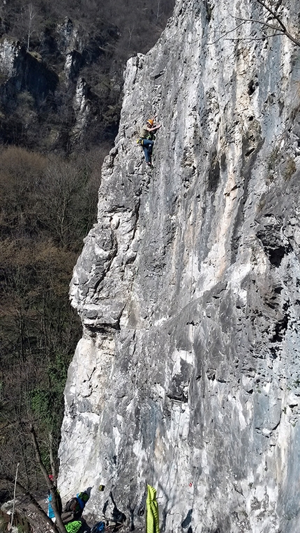 Valgua, Val Seriana, arrampicata - Paolo Belotti su CAI Nembro 50 anni alla Poppa