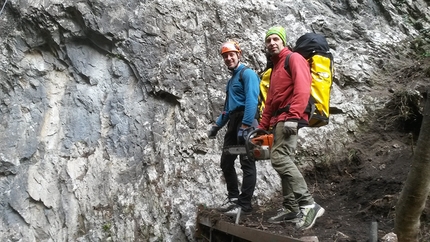 Valgua, Val Seriana, arrampicata - Alessandro Piantoni e Stefano Codazzi durante i lavori alla Poppa
