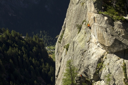 Mongolfiera, Val Masino - Simone Pedeferri e Daniele Bianchi durante la prima libera di 'Pana' (8b, 265m) sulla Mongolfiera, Alta Val Masino