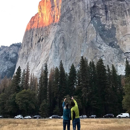 Adam Ondra, Dawn Wall, El Capitan, Yosemite - Adam Ondra e Heinz Zak osservano El Capitan e la via Dawn Wall in Yosemite, USA
