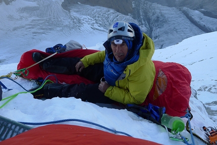 Sersank, Himalaya, Mick Fowler, Victor Saunders, alpinismo - Victor Saunders al quarto bivacco durante la prima salita di Sersank (Shib Shankar), 6100m, Himalaya indiano