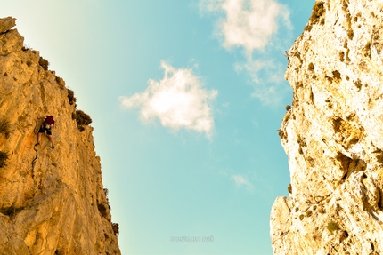Kalymnos arrampicata - Kalymnos: salendo un 6c a Symplegades