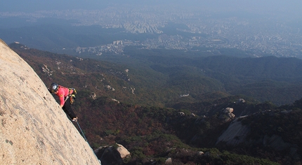 Petra Klingler, Sud Corea, arrampicata, Mudeungsan Bouldering Festival - Petra Klinger sale la via 'Villa' a In Su Bong in Sud Corea