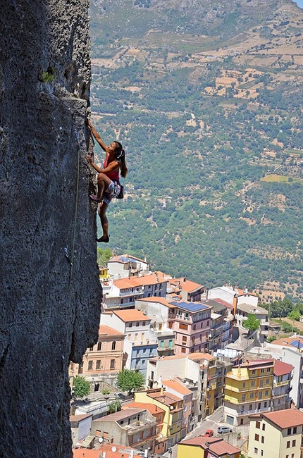 Ulassai, Sardegna, arrampicata - Ulassai: Anne Pham alla Torre dei Venti