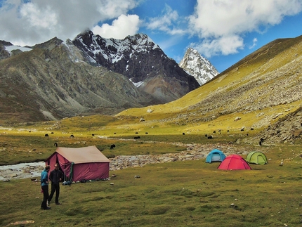 Tibet, Jang Tsang Go, Nyenchen Tanglha, Domen Kastelic, Olov Isaksson, Marcus Palm - Base Camp below Jang Tsang Go (6300m), Tibet, in September 2016