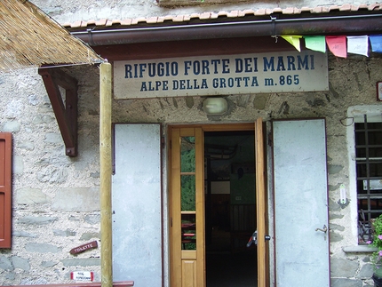 Monte Procinto, Alpi Apuane, Elio Bonfanti - Monte Procinto: il rifugio