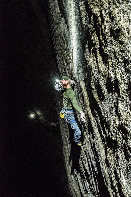 Adam Ondra, Dawn Wall, El Capitan, Yosemite - Adam Ondra arrampicando di notte per trovare le condizioni giuste sulla Dawn Wall, El Capitan, Yosemite. Qui sul 21° tiro (5.13c / 8a+)