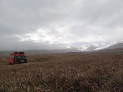 Kyrgyzstan, Peak Gronky, Alex Blümel, Max Reiss, Manuel Steiger, Lisi Steurer, Roman Weilguny, Michael Zwölfer - Traveling to Komorova valley