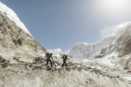 Gimmigela East, Hansjörg Auer, Alex Blümel, Nepal - Hansjörg Auer e Alex Blümel durante la prima salita della parete nord di Gimmigela East (7005m), Nepal (8-10/11/2016)